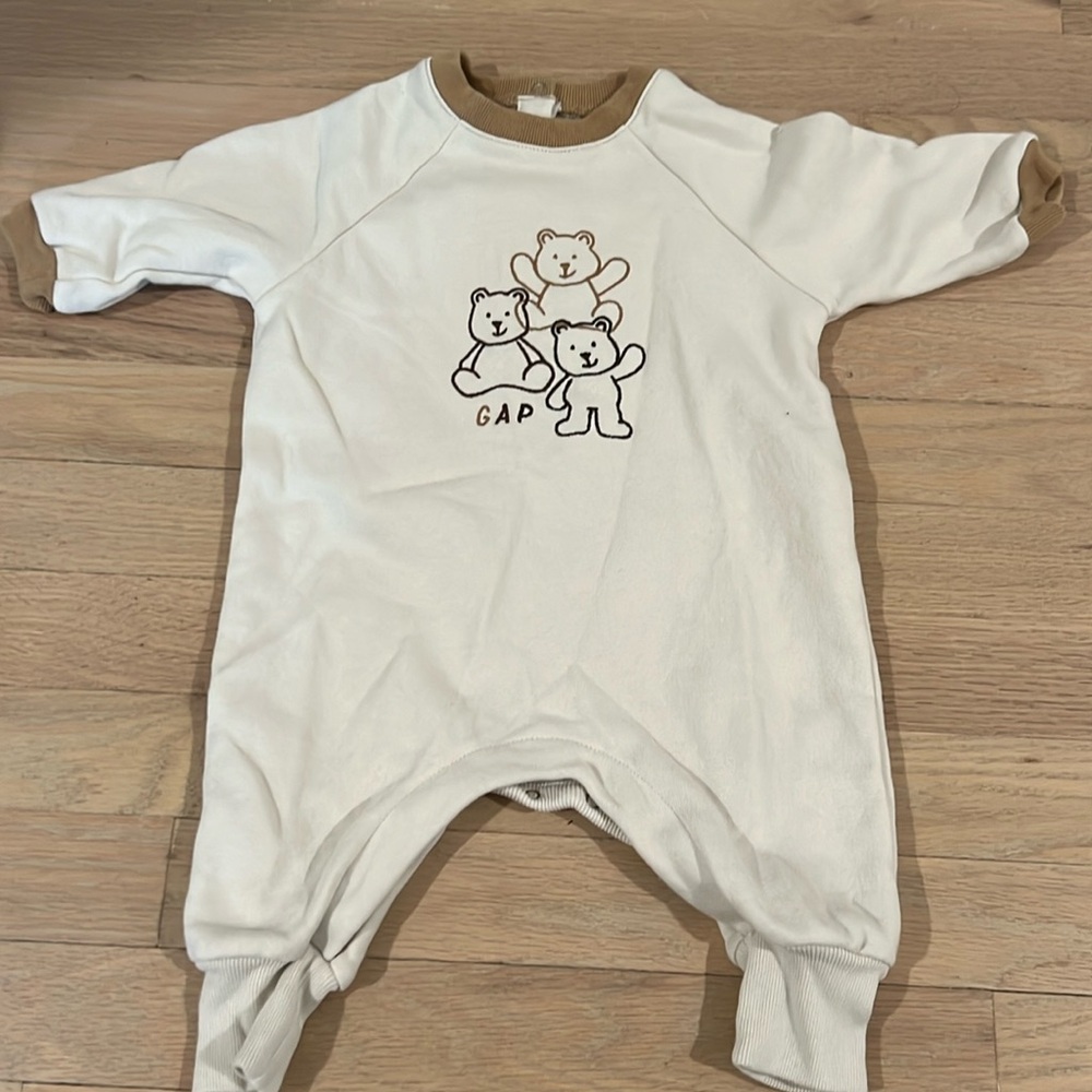 Gap bear onzie